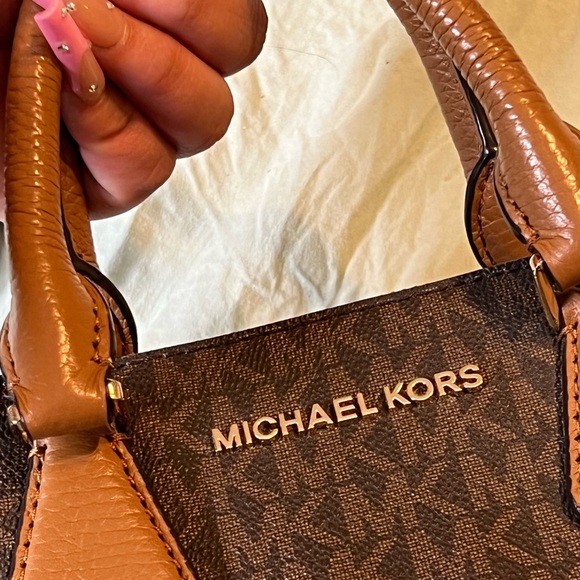 Hi all, I’m selling a mini Michael Kora handbag! Used a couple of times! - Picture 5 of 6